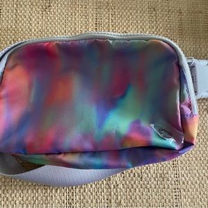 LULULEMON 1L EVERYWHERE BELT BAG IN PRISM WASH PRINT MULTI/VAPOR
